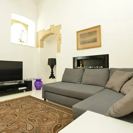 Izzhome Light Apartment